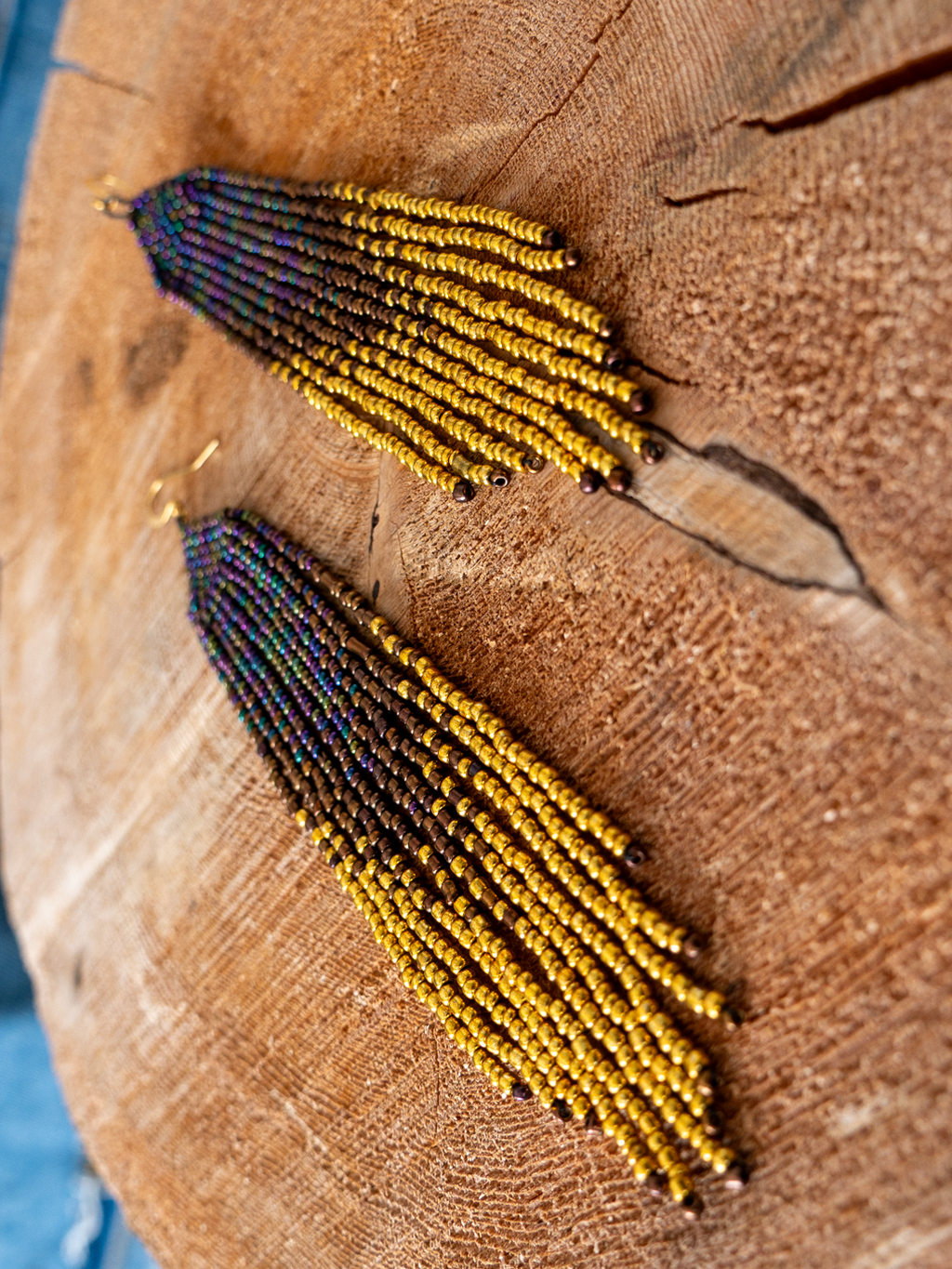 Boucles d'oreilles aubergine à franges dorées