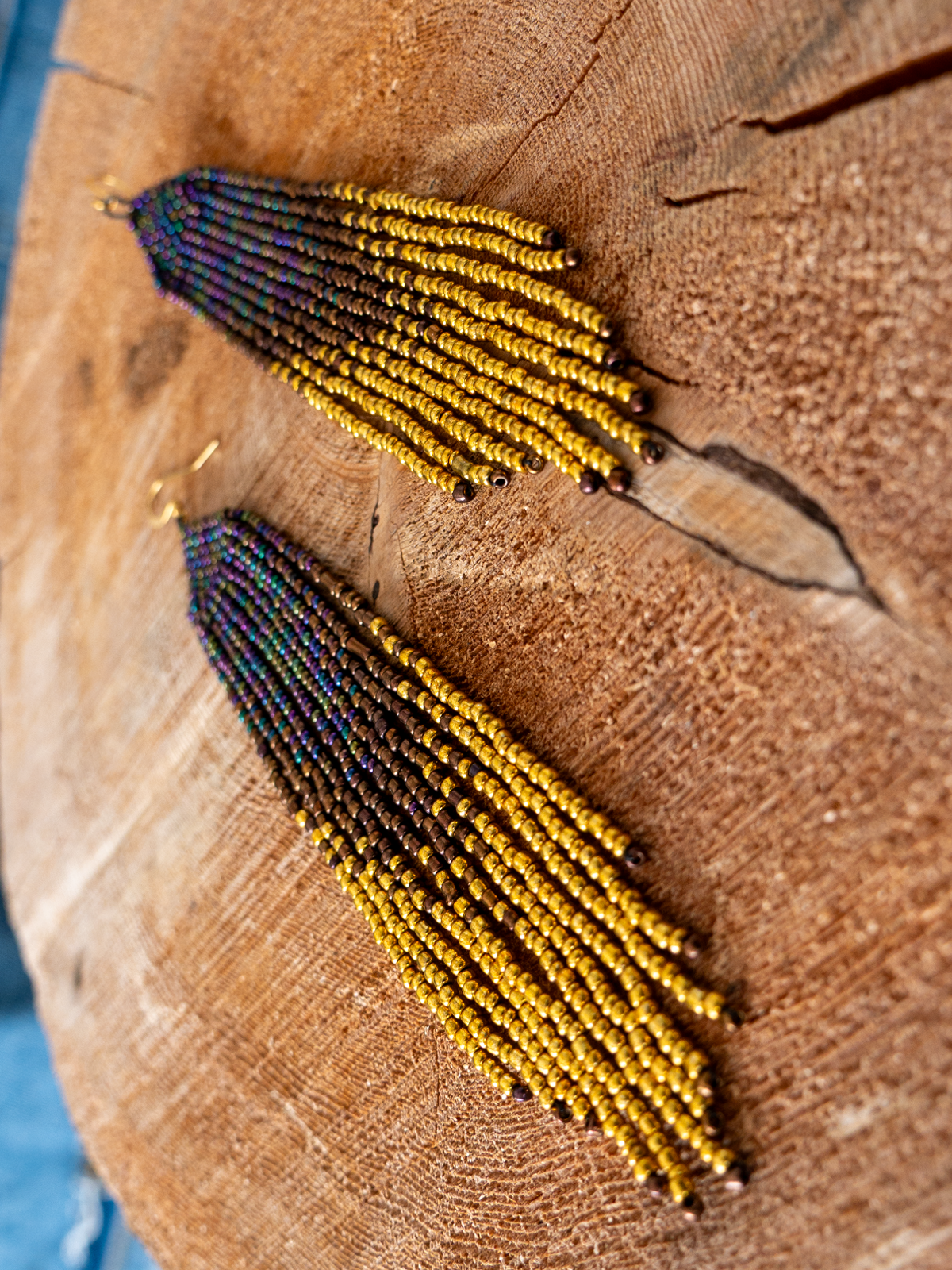Boucles d'oreilles aubergine à franges dorées